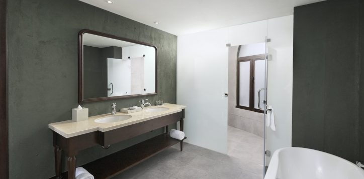 executive-suites-bathroom-fullsize-2