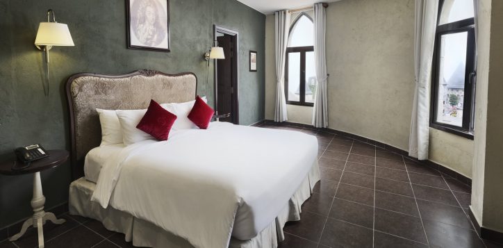 executive-suites-bedroom-fullsize-2