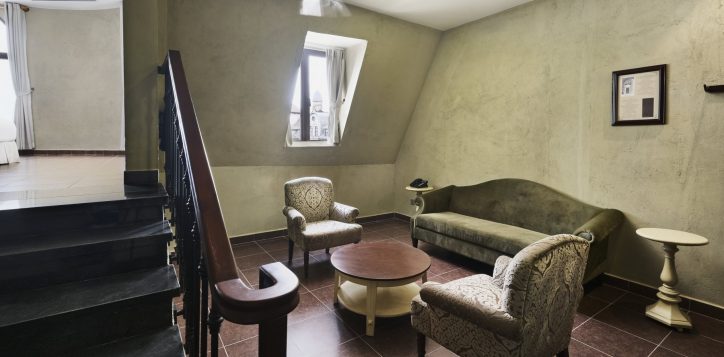 executive-suites-livingroom-fullsize-2