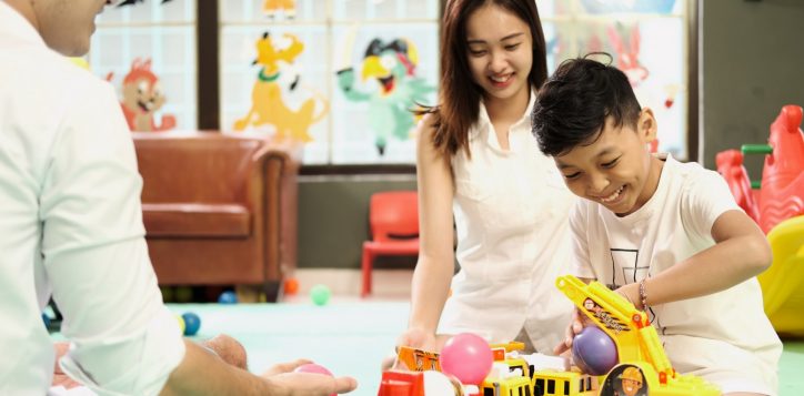 kids-club-family-playing-2