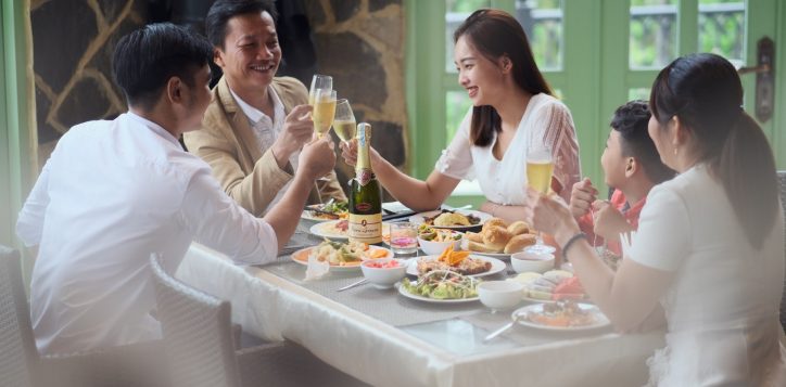 la-crique-family-dining-2