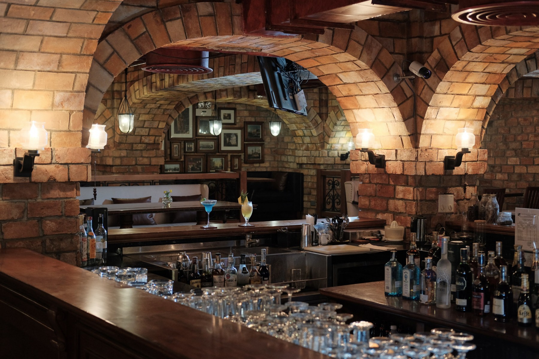 Có gì bên trong Bar La Taverne