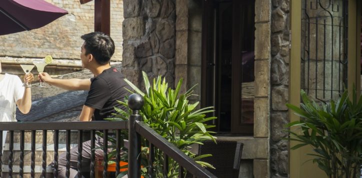 a-couple-drinking-at-roi-tapas-2-2