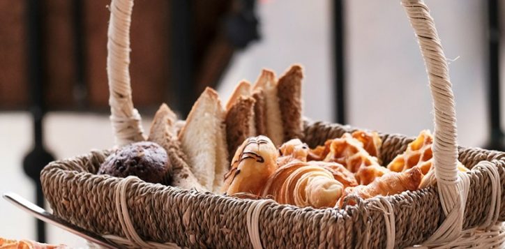 break-fast-on-the-balcony-2-2