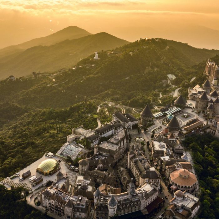 tu-mua-dong-nuoc-phap-nhan-uu-dai-nghi-duong-va-kham-pha-sac-mau-le-hoi-co-tich-tai-bana-hills