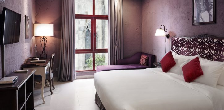 bedroom-with-window-web-3-2